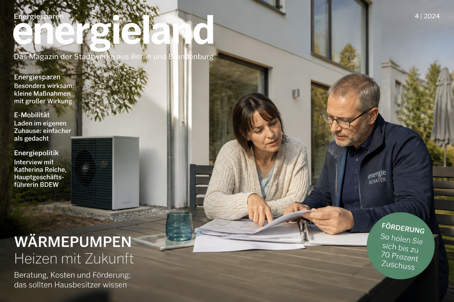 Hausbesitzerin und Energieberater prüfen Förderunterlagen für eine Wärmepumpe vor einem Einfamilienhaus in Berlin
