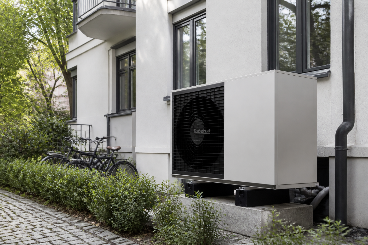 Moderne Wärmepumpe vor einem Berliner Wohnhaus